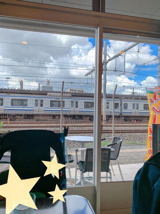 電車好きな子供が喜ぶ 横浜で電車の見えるカフェ シャララカフェ 明日どこいくのー