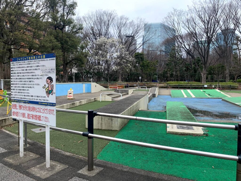 新宿中央公園は遊具がいっぱい スタバでくつろげる大人も嬉しい公園 じゃぶじゃぶ池あり 明日どこいくのー