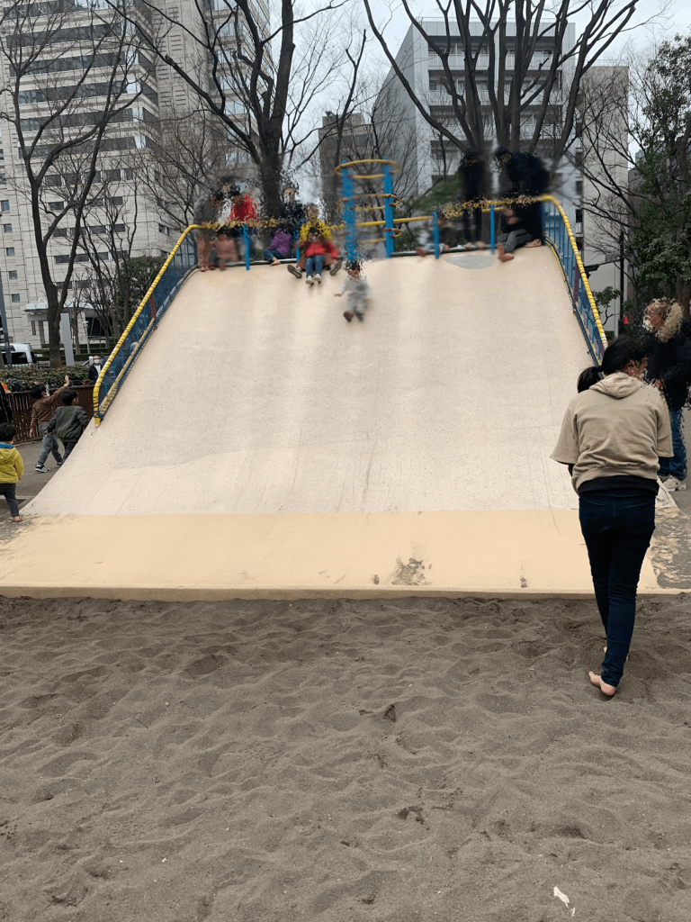 新宿中央公園は遊具がいっぱい スタバでくつろげる大人も嬉しい公園 じゃぶじゃぶ池あり あしたどこいくのー