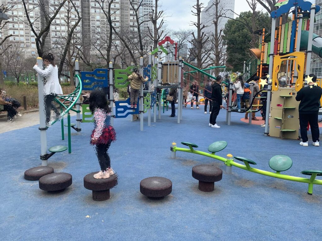 新宿中央公園は遊具がいっぱい スタバでくつろげる大人も嬉しい公園 じゃぶじゃぶ池あり あしたどこいくのー
