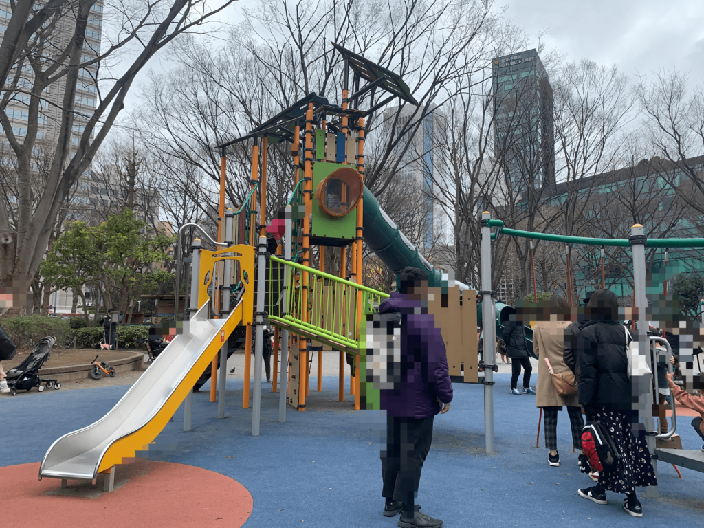 新宿中央公園は遊具がいっぱい スタバでくつろげる大人も嬉しい公園 じゃぶじゃぶ池あり 明日どこいくのー