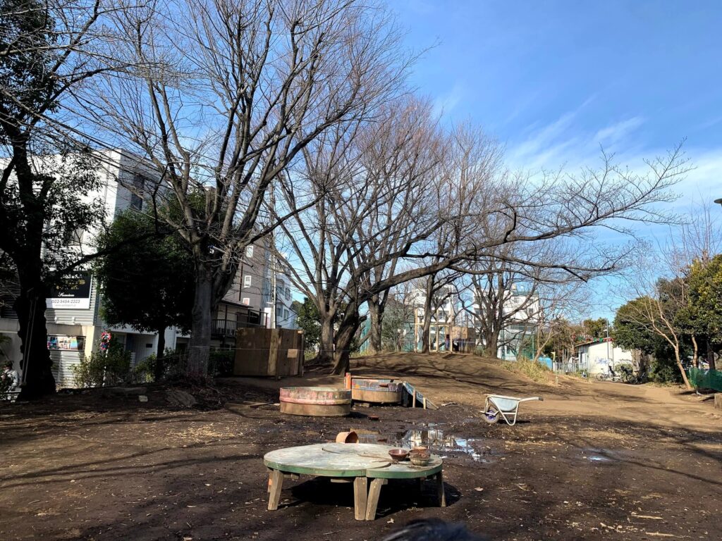 泥んこ遊び　都内プレーパーク　渋谷はるのおがわプレーパーク