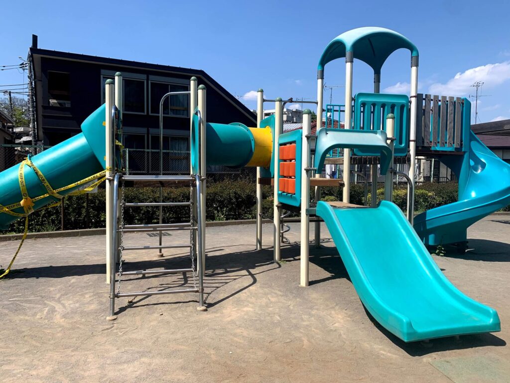 世田谷区 駒沢はらっぱプレーパーク 駒沢緑泉公園で小川遊びを満喫 明日どこいくのー